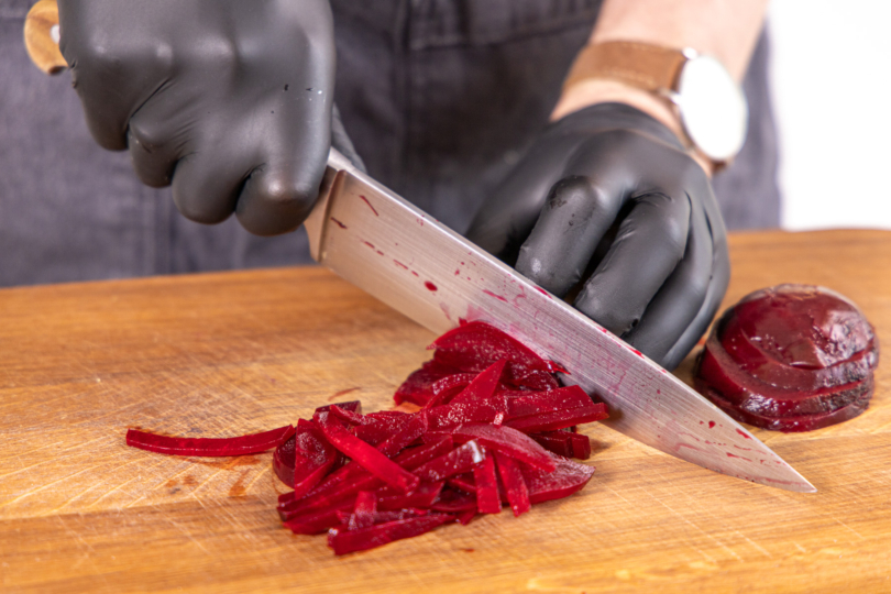 Rote Bete in Streifen schneiden