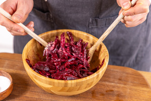 Rote Bete Meerrettich Salat vermengen