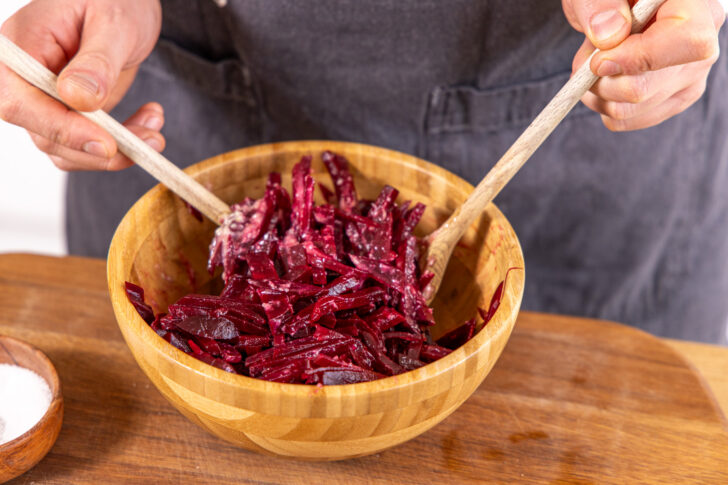 Rote Bete Meerrettich Salat vermengen