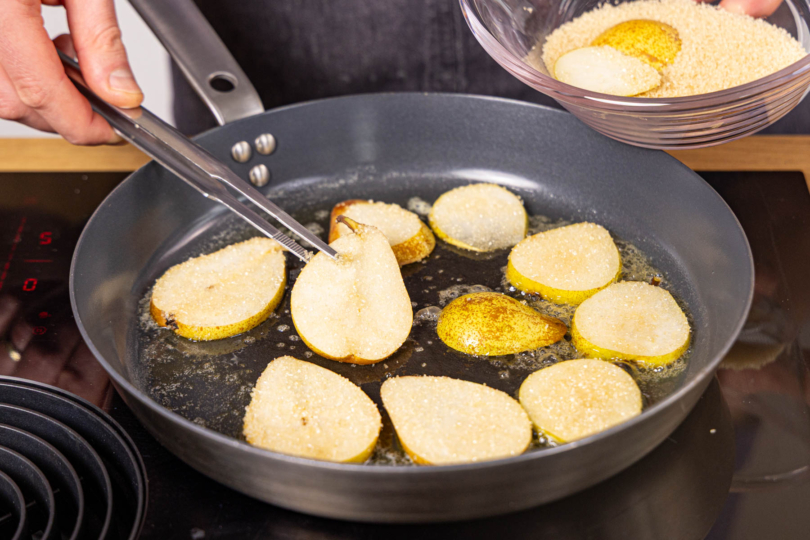 Birnenscheiben in Zucker wenden und in Butter anbraten