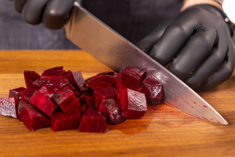 Rote Bete in Würfel schneiden