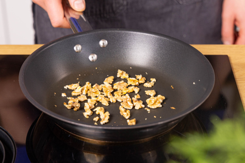 Walnusskerne anrösten