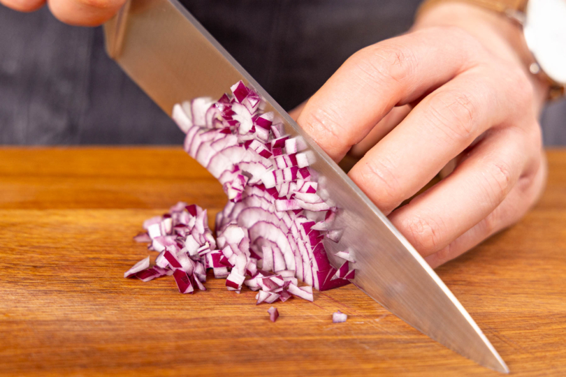 Zwiebel schälen und fein würfeln