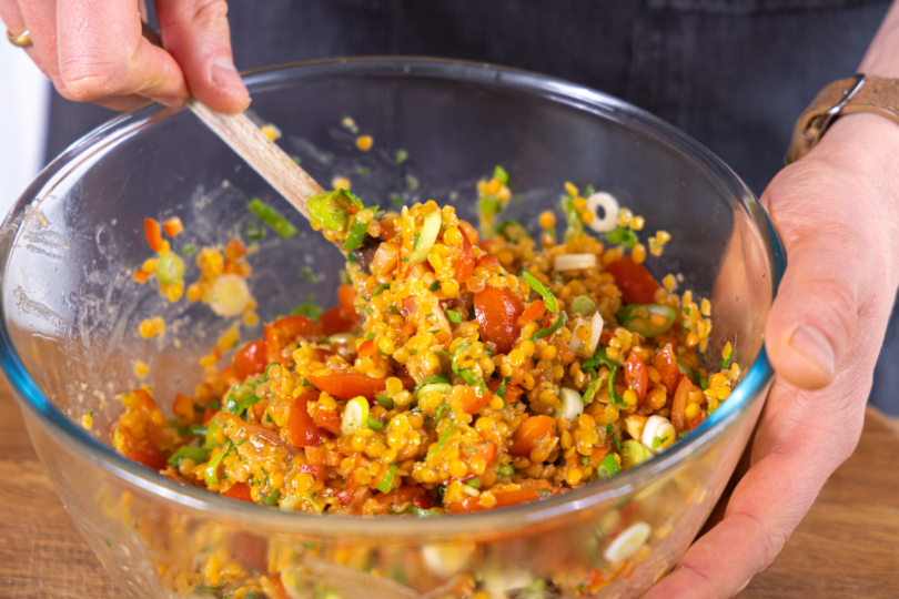 Rote Linsen Salat verrühren
