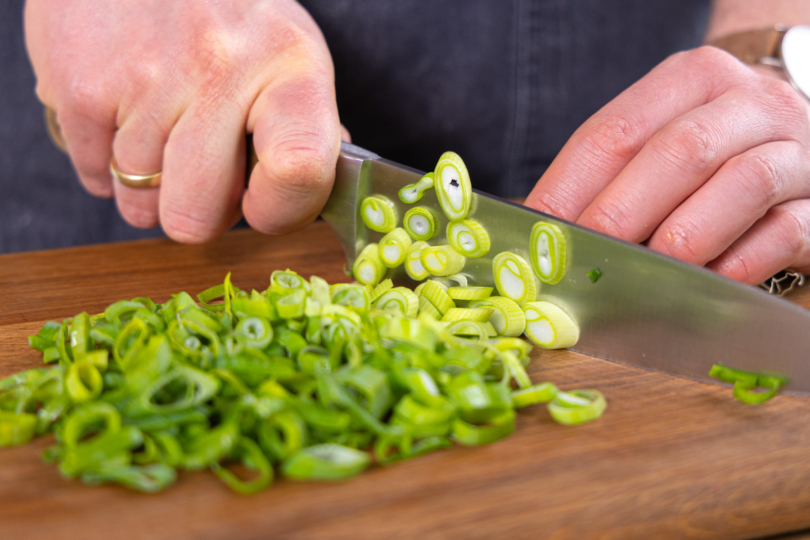 Frühlingszwiebeln schneiden