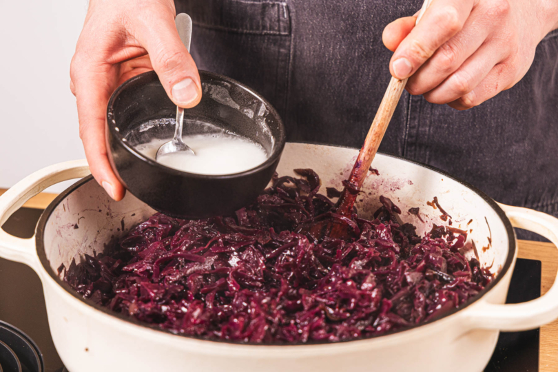 Rotkohl aus dem Ofen abbinden