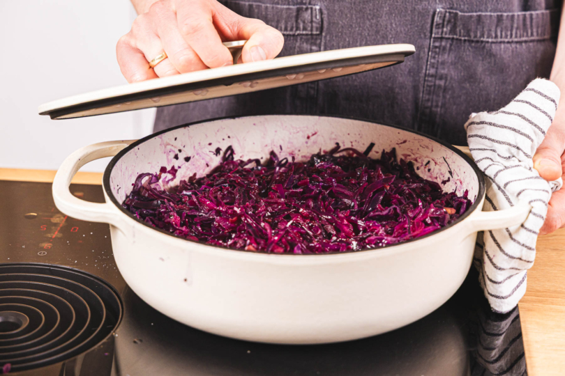 Bräter mit dem Rotkohl schließen