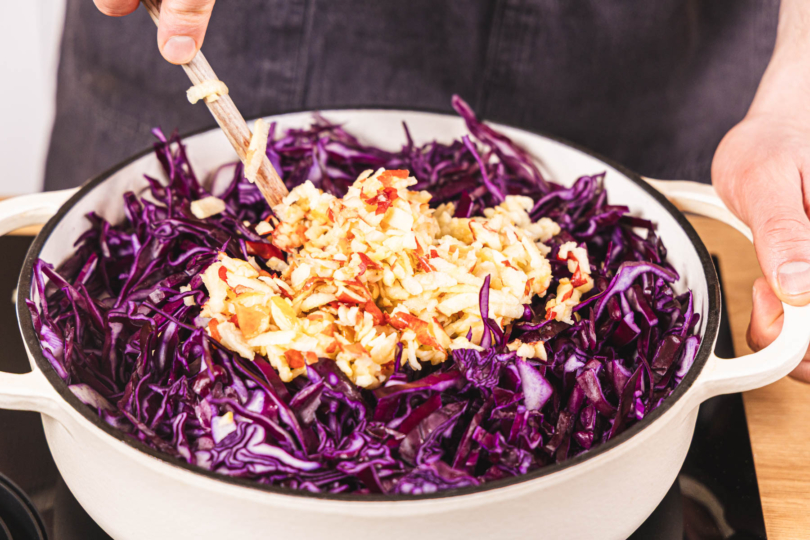 Apfel zum Rotkohl geben