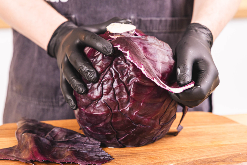 äußere Blätter vom Rotkohl entfernen
