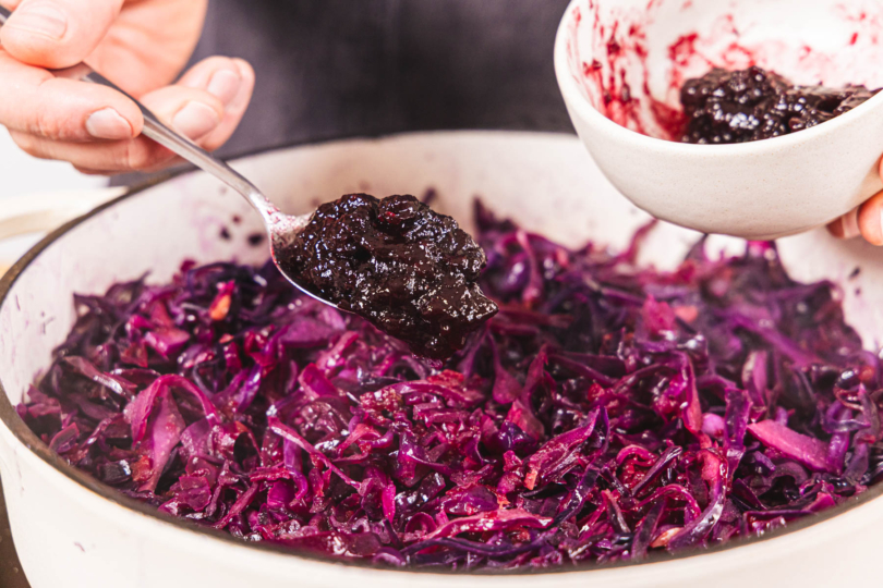 Gelee zum Rotkohl geben