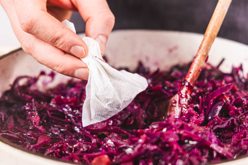 Gewürzbeutel zum Rotkohl geben