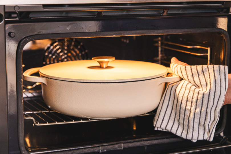 Bräter mit dem Rotkohl in den Ofen geben