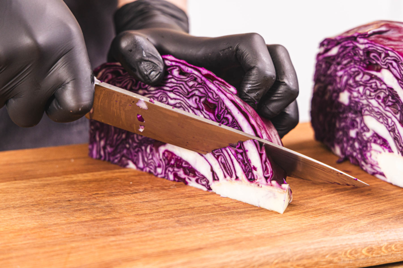 Strunk des Rotkohls entfernen