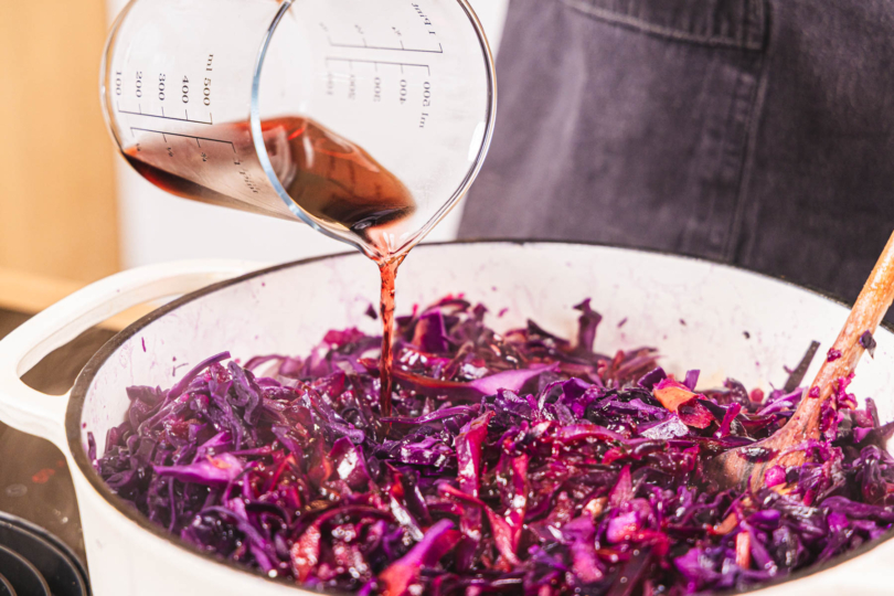 Rotwein zum Rotkohl gießen