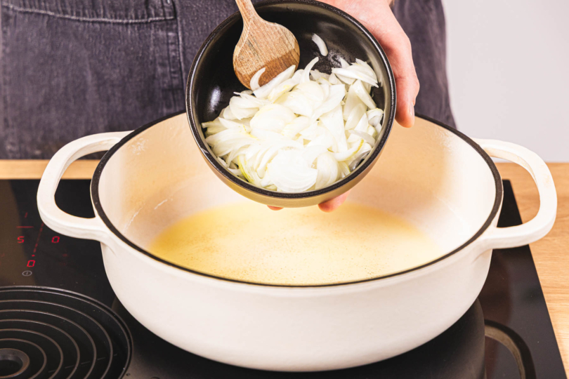 Zwiebel in den Bräter geben
