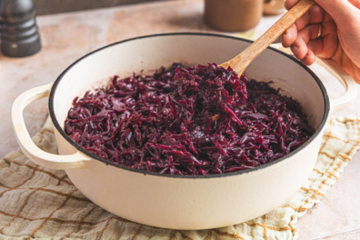 Rotkohl im Ofen im Bräter