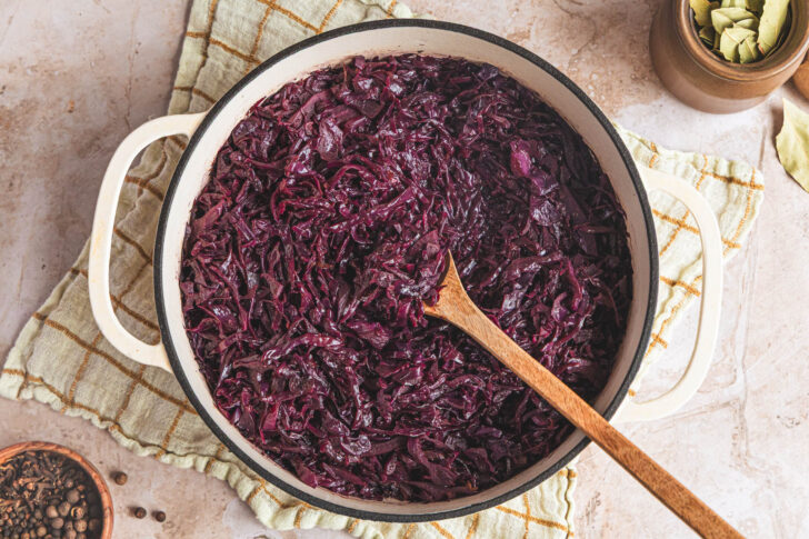 Rotkohl im Ofen im Bräter top-down