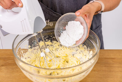 Butter mit Puderzucker aufschlagen