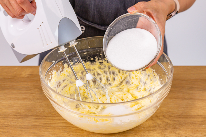 Butter mit Zucker aufschlagen