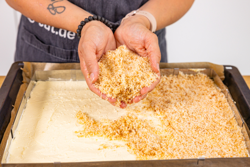 Creme mit "Sägespänen" bedecken