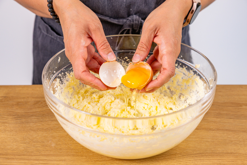 Eier nacheinander zum Teig geben