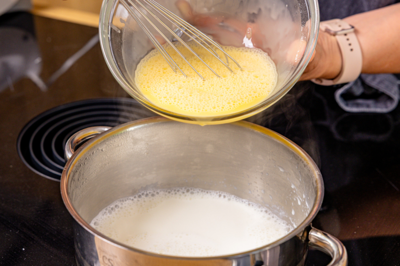 angerührtes Puddingpulver in Milch geben
