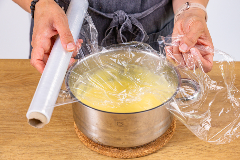 Pudding zum Auskühlen mit Frischhaltefolie bedecken