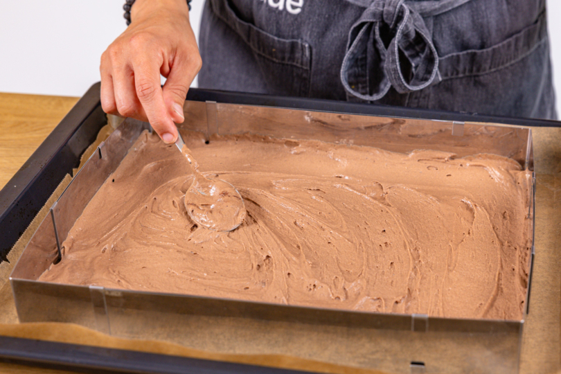 Teig im Backrahmen verstreichen