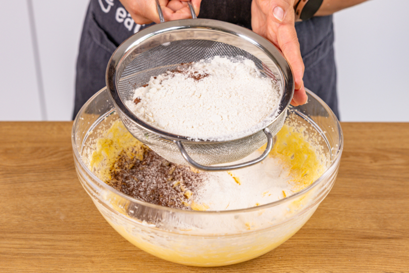 trockene ZUtaten zum Teig sieben.