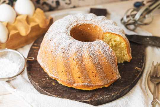 Schneller Rührkuchen nach Omas saftigem Rezept angeschnitten