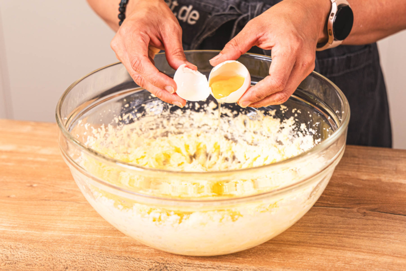 Ei zur Buttermasse geben