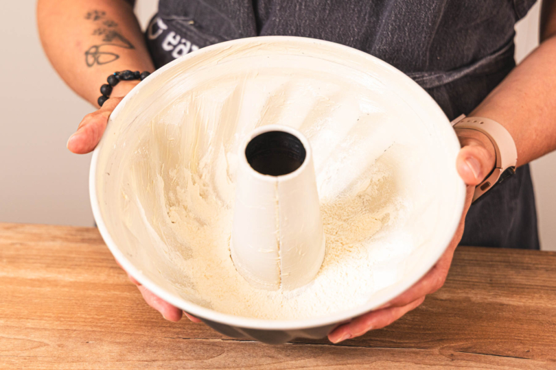 eingefettete und bemehlte Gugelhupfform