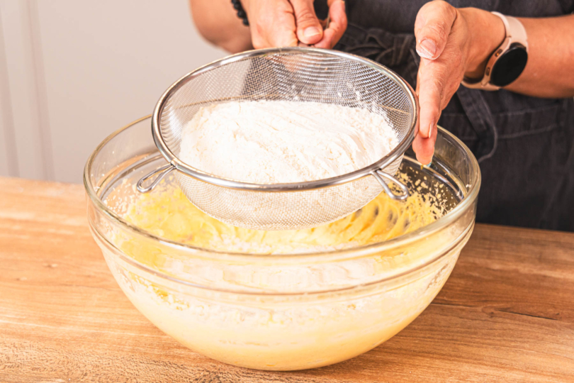 Mehl und Backpulver einsieben