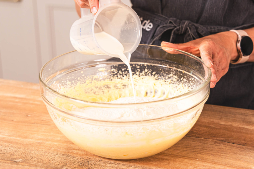 Milch zum Teig gießen