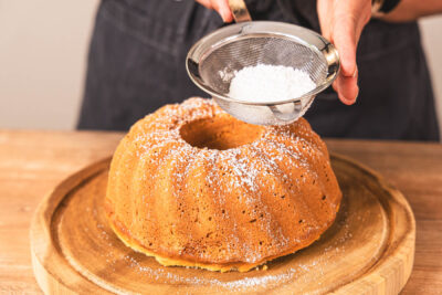 Omas schnellen Rührkuchen mit Puderzucker bestäuben
