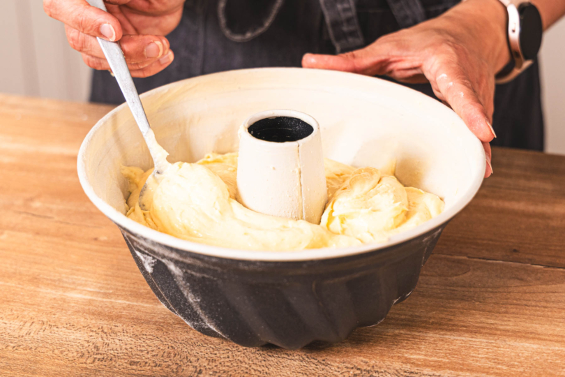 Teig in der Form verteilen