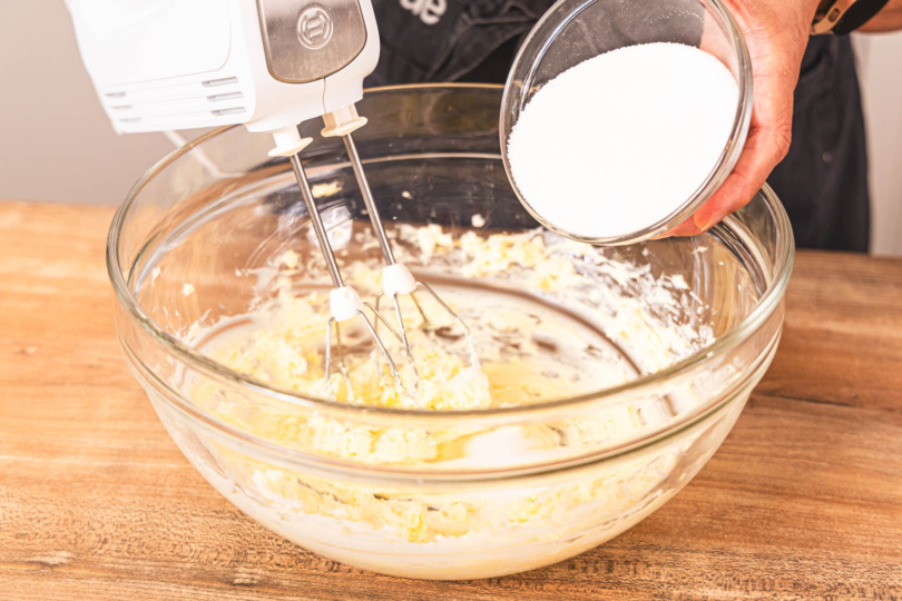 Zucker in die Butter rühren