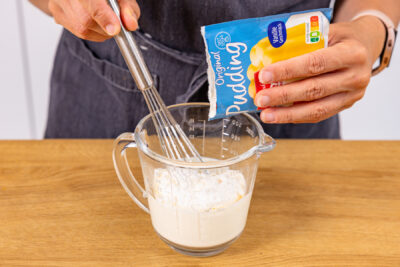Puddingpulver mit Sahne anrühren