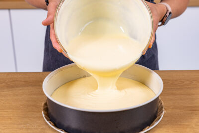 Käsekuchenmasse in Springform füllen
