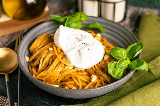 Spaghetti mit Tomatensoße und Burrata