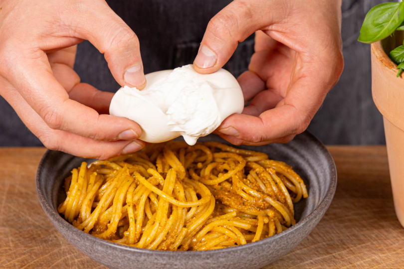 Burrata auf der Pasta anrichten