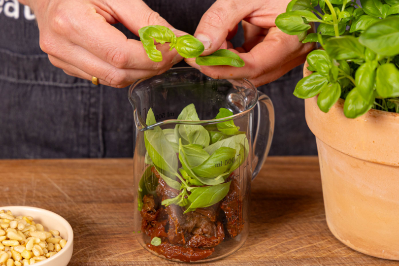 Basilikum zu den tomatenzupfen