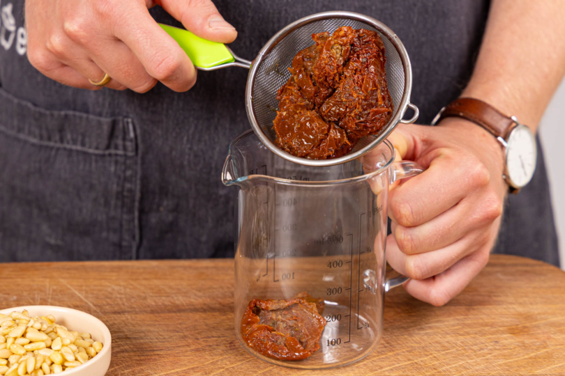 getrocknete Tomaten in einen Messbecher geben