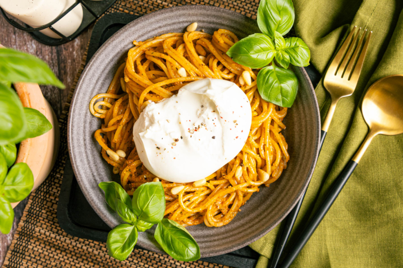 Spaghetti mit Tomatensoße und Burrata