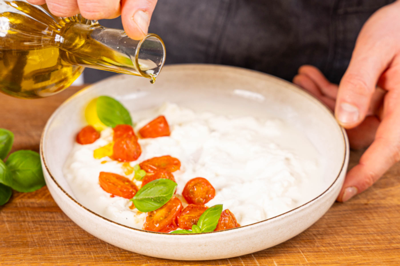 Stracciatella di Burrata anrichten