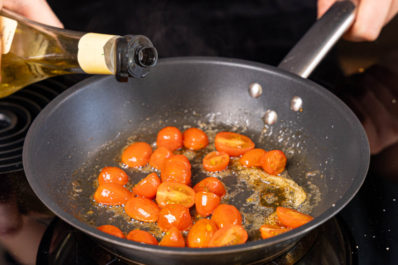 karamellisierte Tomaten mit Weißweinessig ablöschen