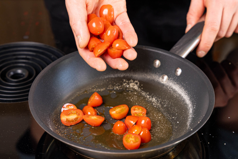 Tomaten karamellisieren