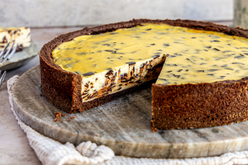 Stracciatella-Käsekuchen im Anschnitt