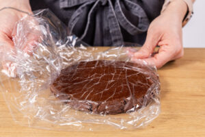 Teig in Frischhaltefolie packen