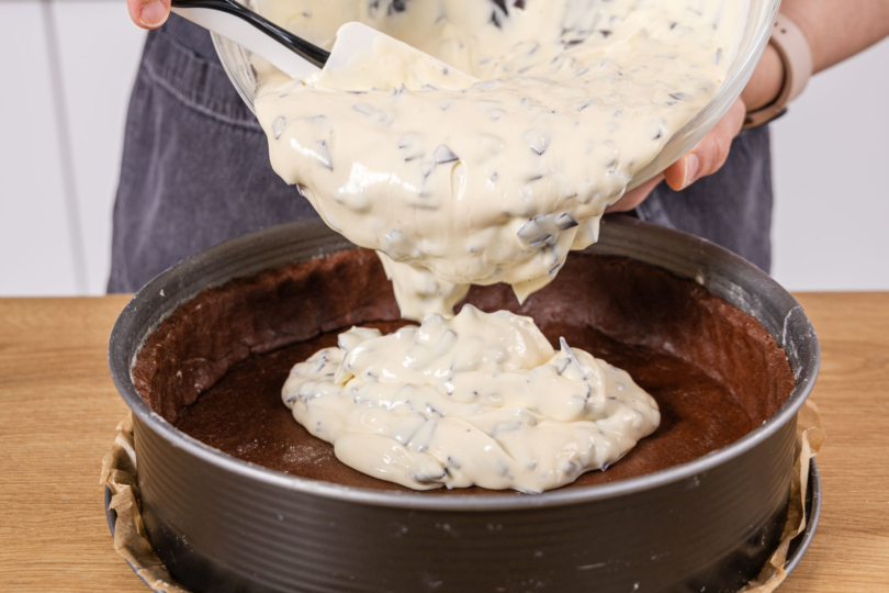 Masse in die Form geben